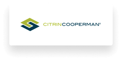 Logo von Citrin Cooperman mit einem grünen und marineblauen geometrischen Design.