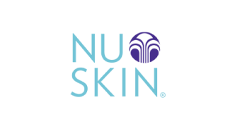 «Logotipo de Nu Skin con texto en azul claro y un diseño circular morado sobre la «I» de «NU.»