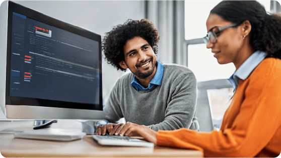 Deux professionnels collaborent à un bureau, avec un logiciel fiscal affiché sur un écran d'ordinateur.