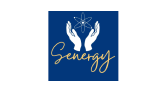 «&nbsp;Logo avec deux mains blanches tenant un symbole atomique au-dessus du mot «&nbsp;Synergy&nbsp;» en cursive sur fond bleu.&nbsp;»